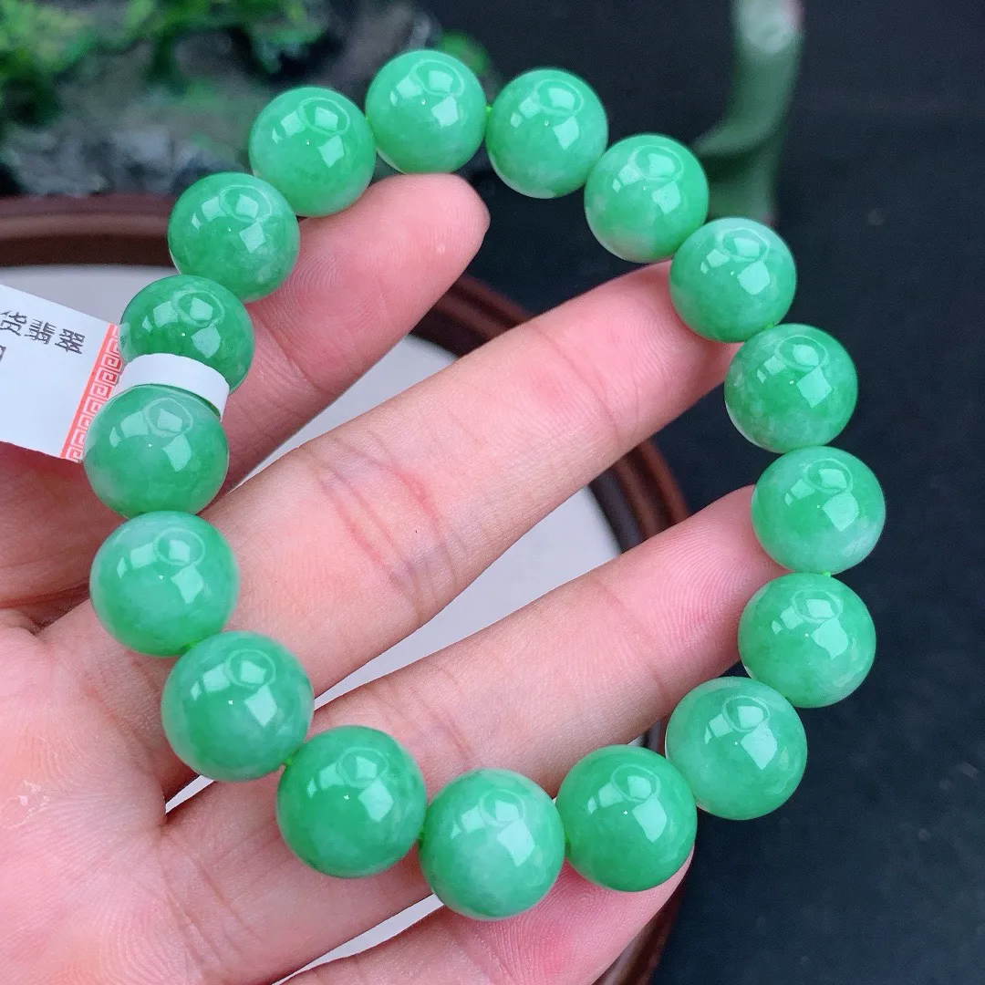 天然A货翡翠满绿圆珠手串
尺寸12mm   重49.25g