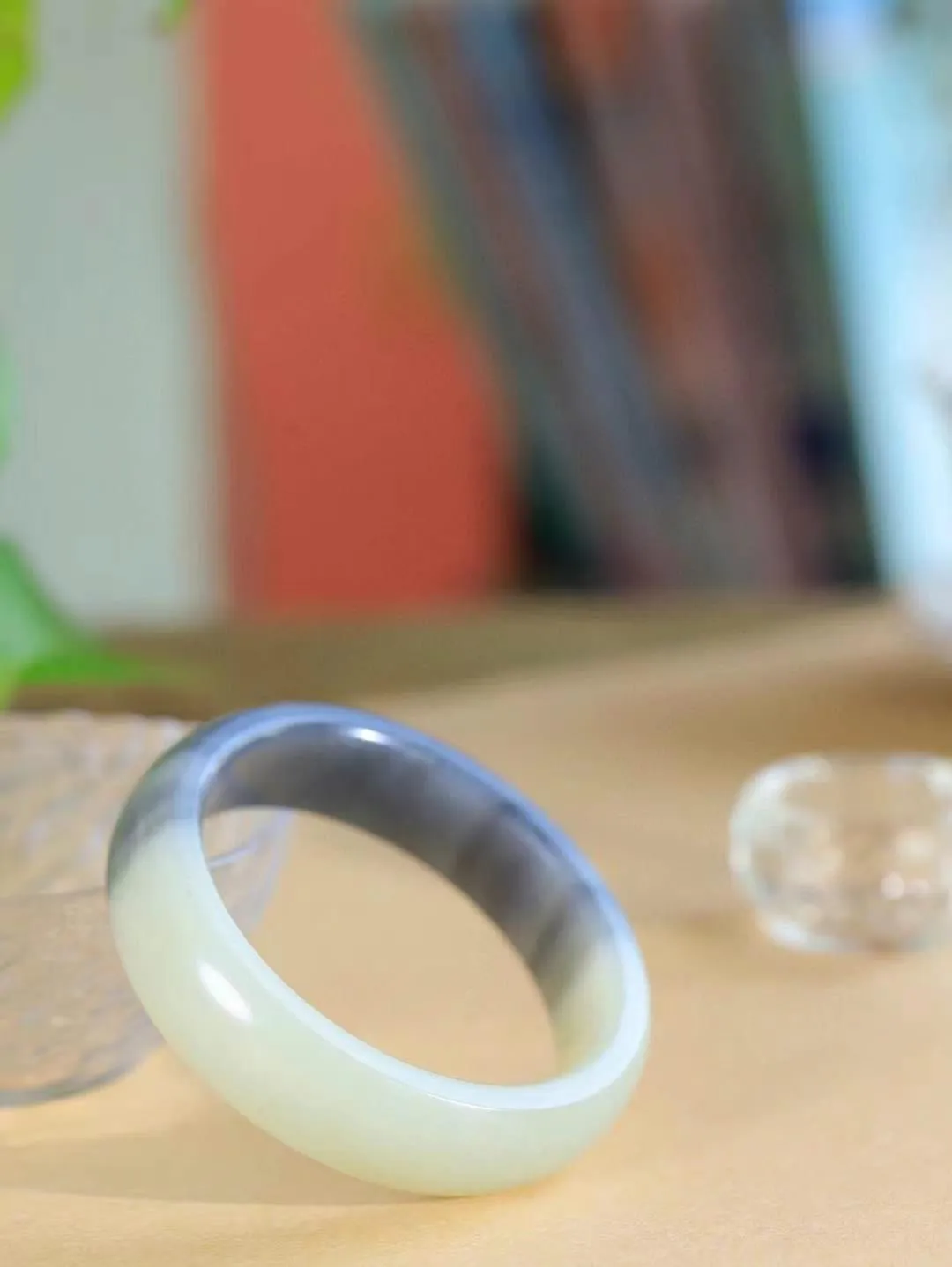 （籽.一见钟情.手镯）

新疆和田籽料青花手镯，玉质温和莹润，精光内蕴，手感舒适。整器设计简约，打磨光洁，让人爱不释手，料美艺精，萦绕于手，尽显高贵之姿。重74克 内径57.5mm尺寸16.7-8mm  1060576A