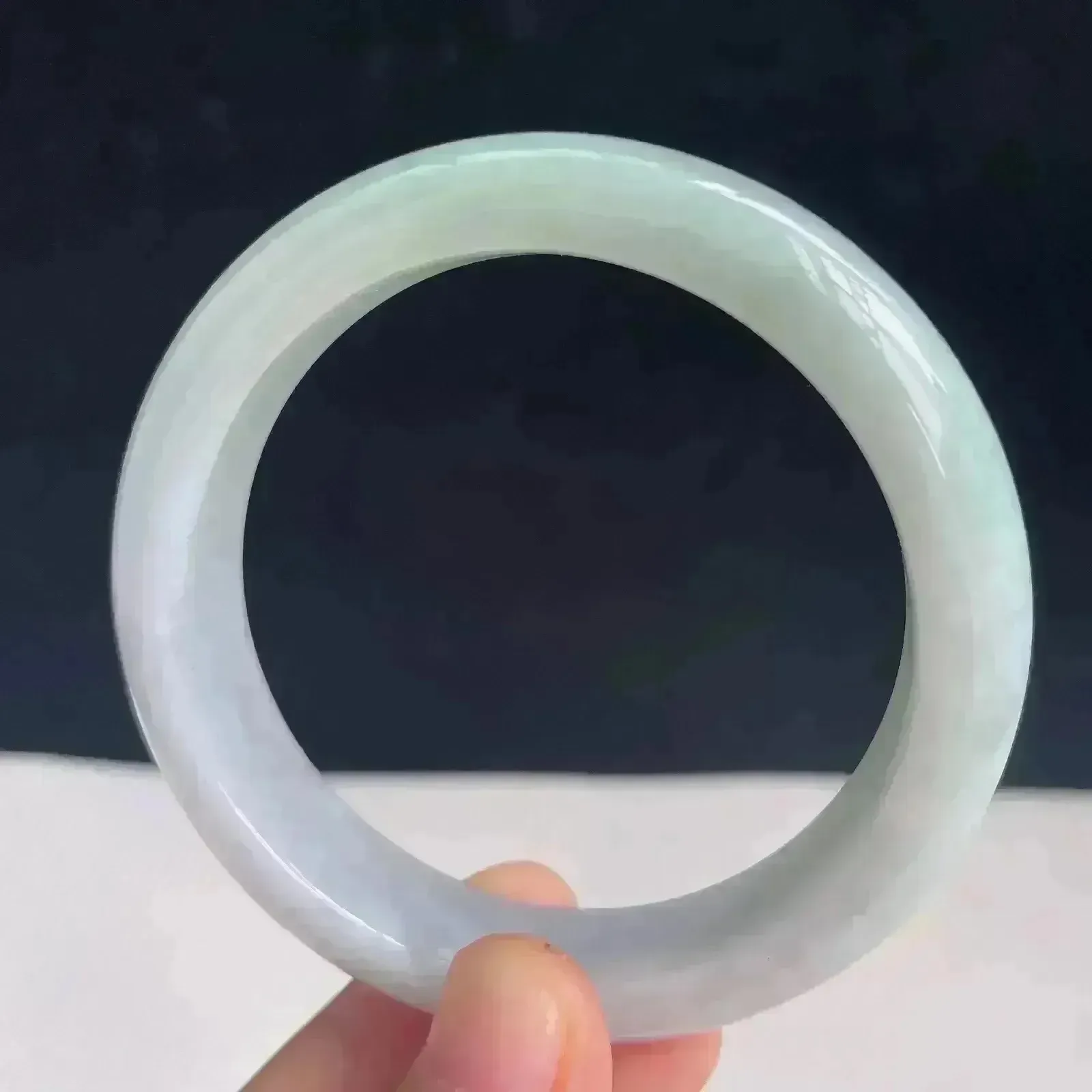 自然光拍摄54mm天然翡翠浅绿正圈手镯 52.32克