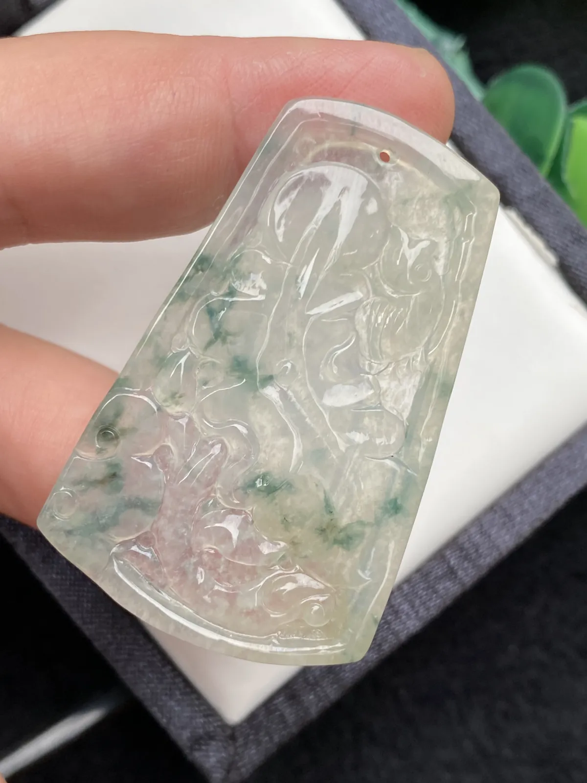 推荐【冰飘花荷叶鱼】连年有余 和和美美，送子女或朋友新婚寓意好～种老起胶，冰透透手，带点黄翡，出淤泥而不染，49.3*31.4*3.2，超值～～