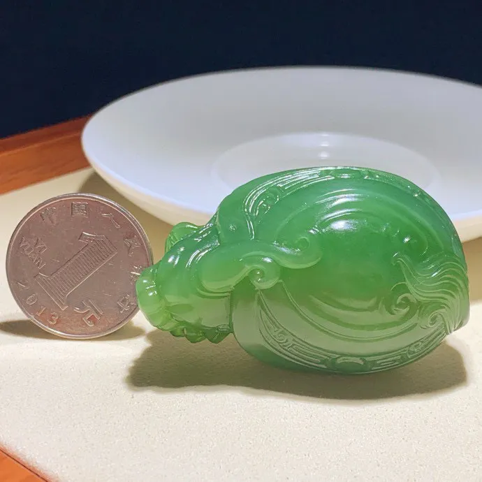 和田玉俄罗斯碧玉阳绿富贵长寿龙龟挂件。尺寸53/35/26重65.7克，玉质细腻油润 脂粉好，品质好！lt250605