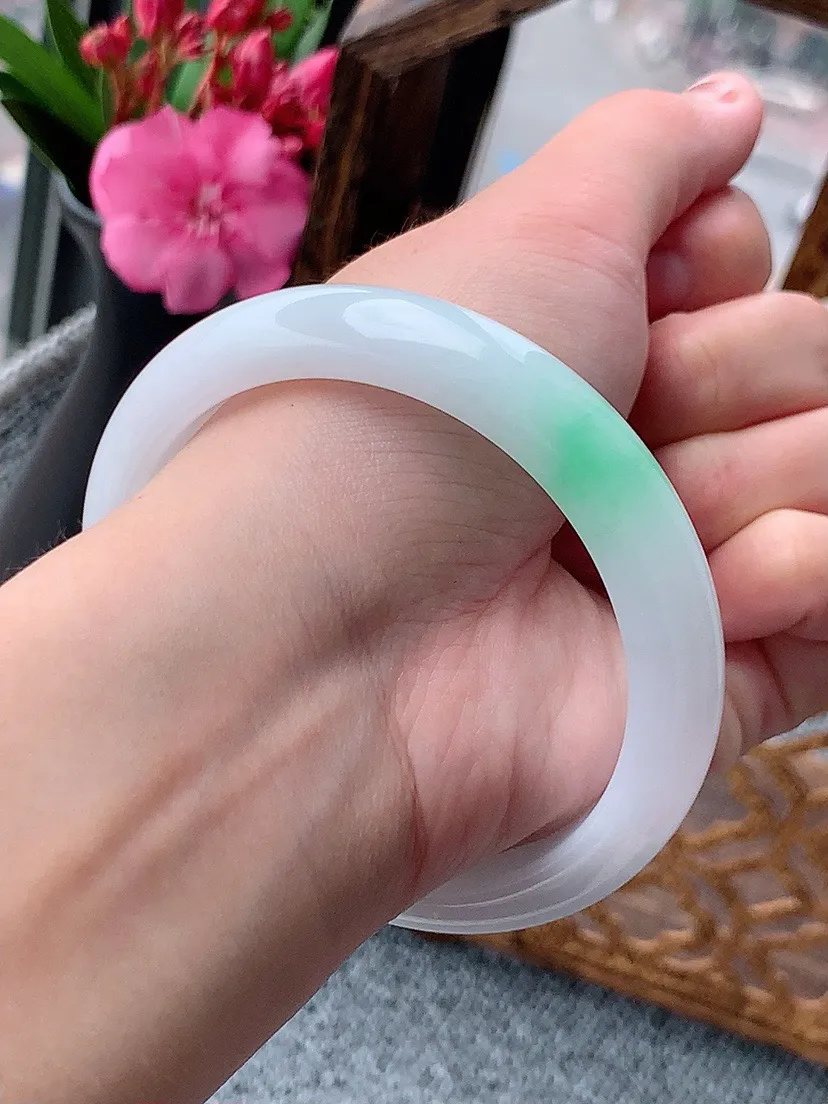 a货翡翠白底青飘绿正装正圈手镯58-59圈口 尺寸58.5×11.2×7.8mm 重量54.43g 0604