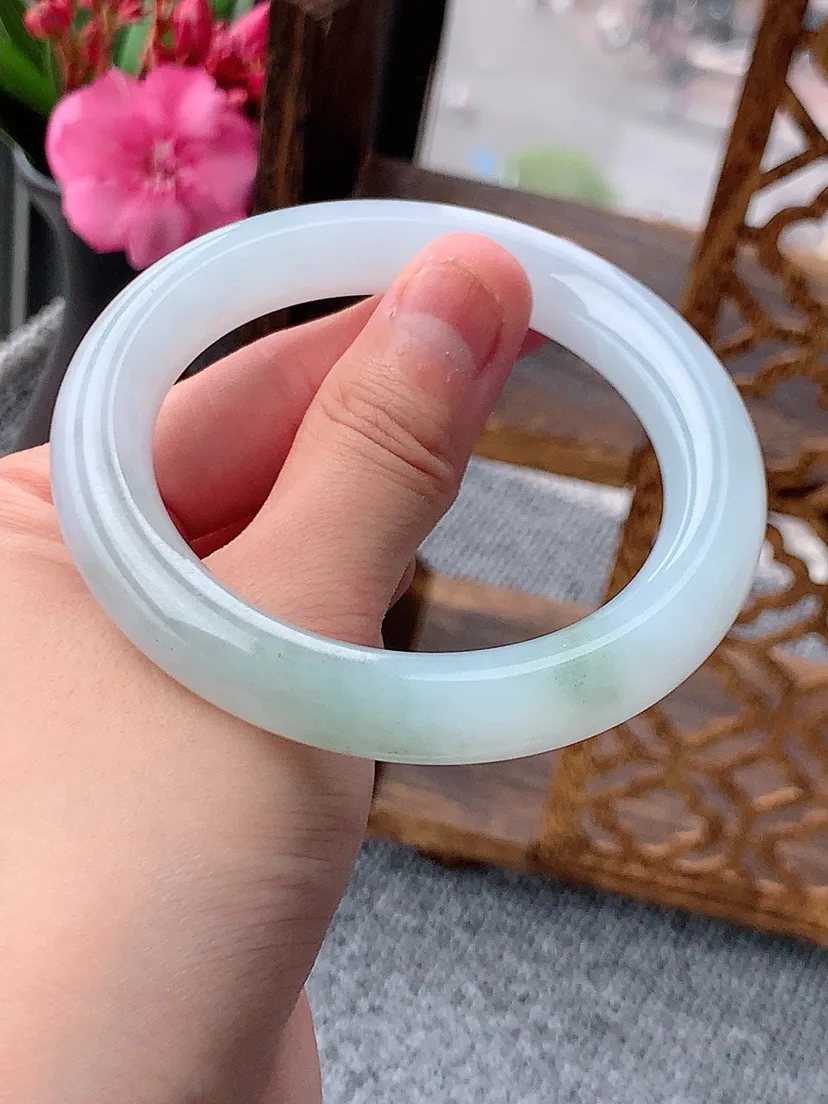 a货翡翠老坑白月光圆条手镯55-56圈口 尺寸55.3×10.5mm 重量63.00g 0604