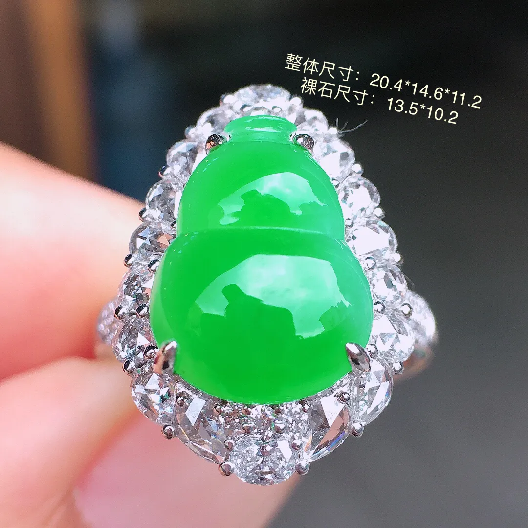 阳绿葫芦戒指/吊坠两用款，色泽均匀艳丽，玉质细腻，荧光感超
强，饱满水润，气质满满。18k
金豪华镶嵌