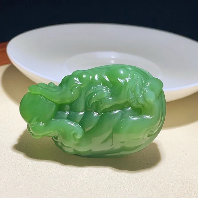 和田玉俄罗斯碧玉阳绿富贵长寿龙龟挂件。尺寸53/35/26重65.7克，玉质细腻油润 脂粉好，品质好！lt250605