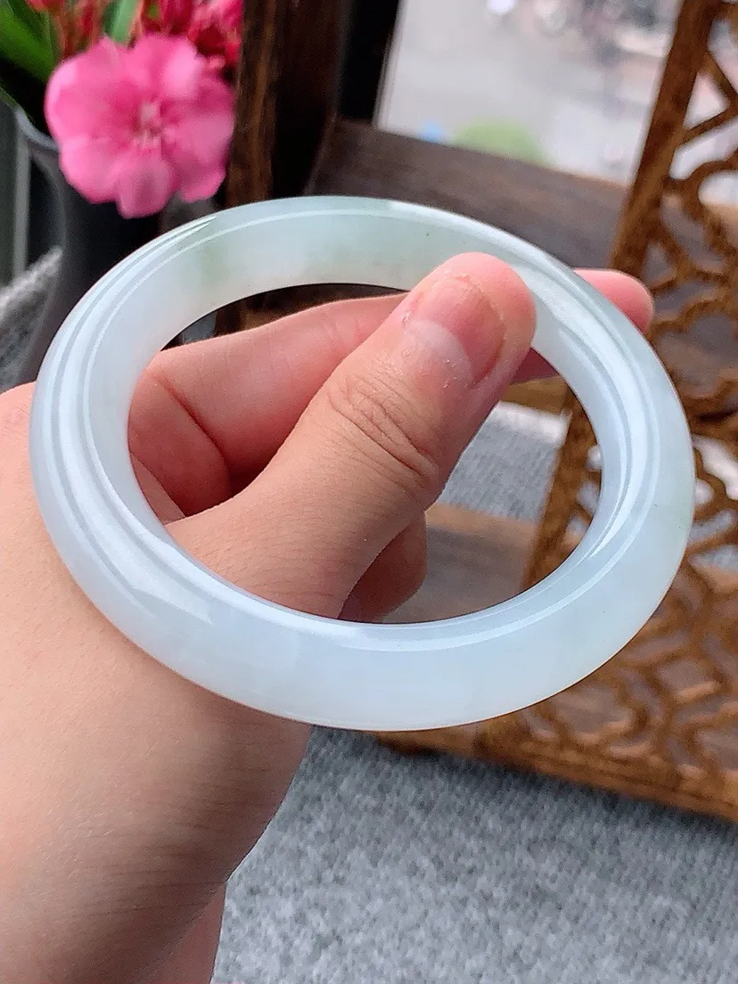 a货翡翠老坑白月光圆条手镯55-56圈口 尺寸55.3×10.5mm 重量63.00g 0604