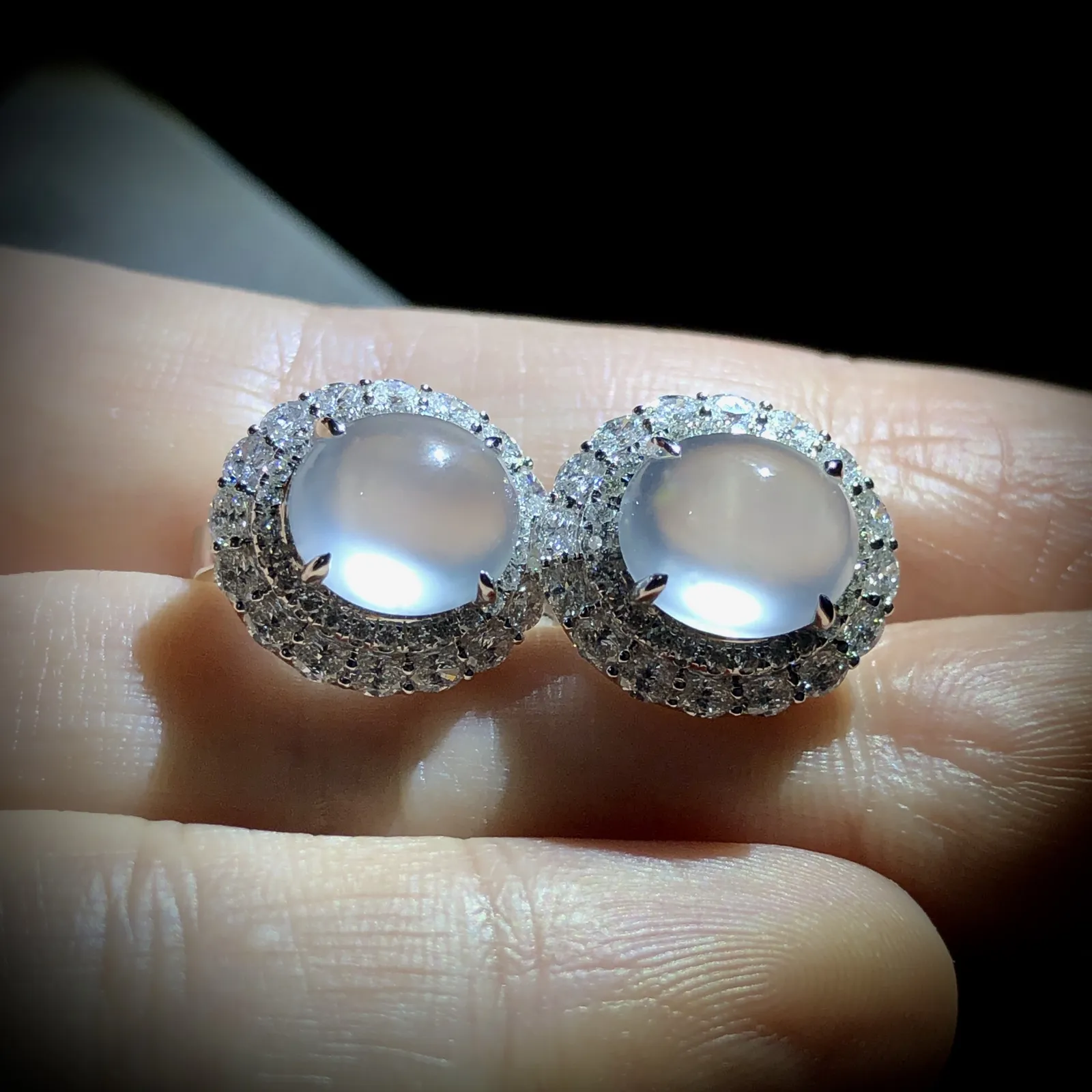 白冰蛋面耳拍耳钉，裸石9.5-8.2-5mm，
18K金，南非钻，