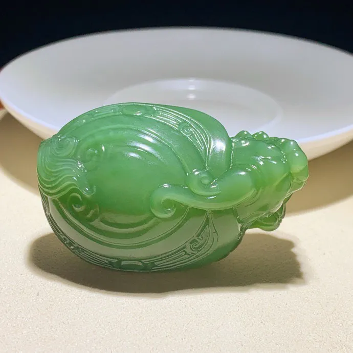 和田玉俄罗斯碧玉阳绿富贵长寿龙龟挂件。尺寸53/35/26重65.7克，玉质细腻油润 脂粉好，品质好！lt250605