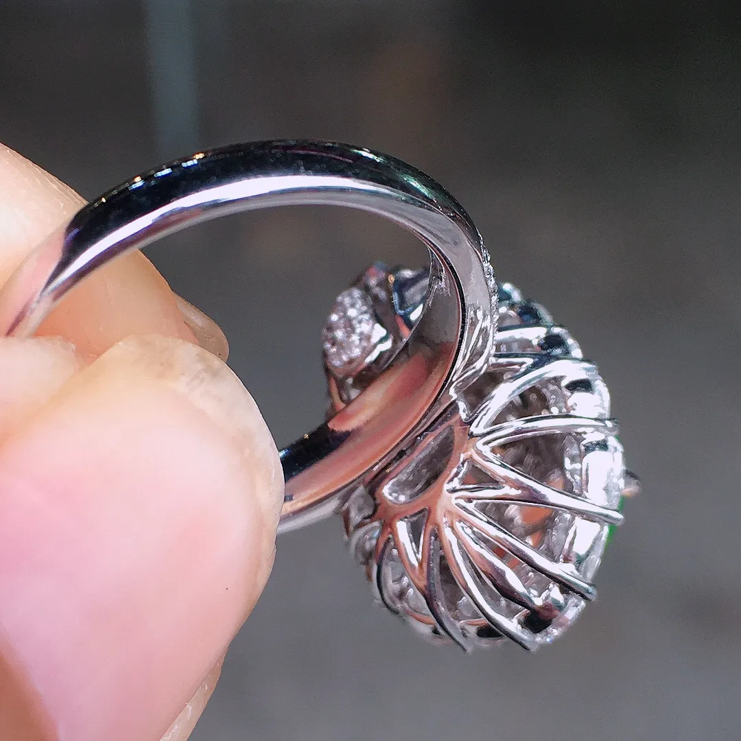 阳绿葫芦戒指/吊坠两用款，色泽均匀艳丽，玉质细腻，荧光感超
强，饱满水润，气质满满。18k
金豪华镶嵌