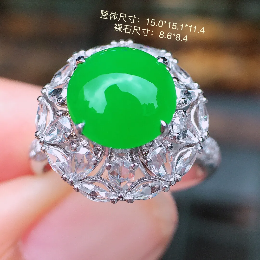 阳绿蛋面戒指，色泽均匀艳丽，玉质细腻，荧光感超
强，饱满水润，气质满满。18k
金豪华镶嵌