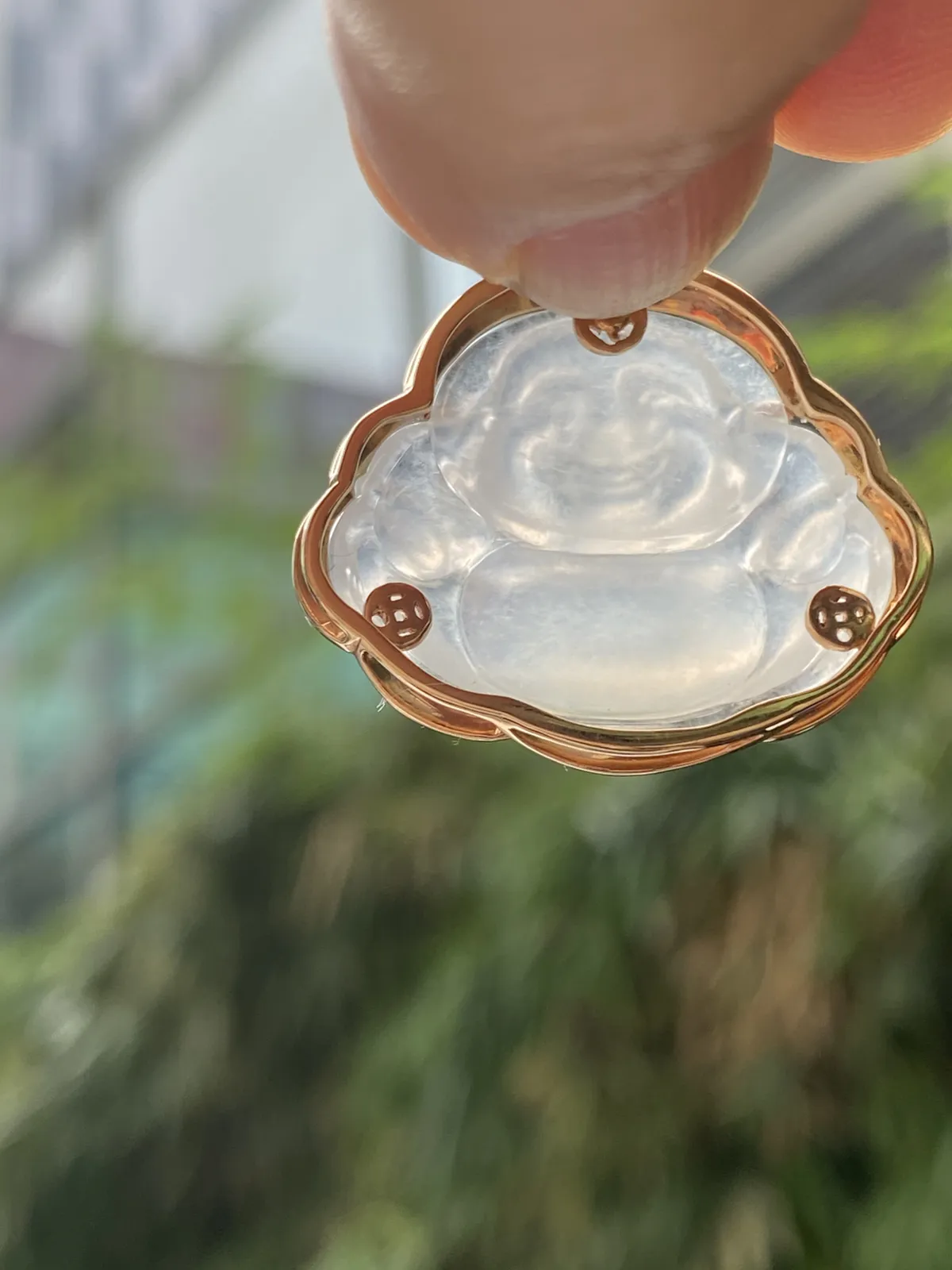 推荐【冰🧊佛公】水润冰透，超细腻，起光，种老，底部一条小纹，佩戴看不到，30.7*28.3*7.5，石头20.1*24.9*5