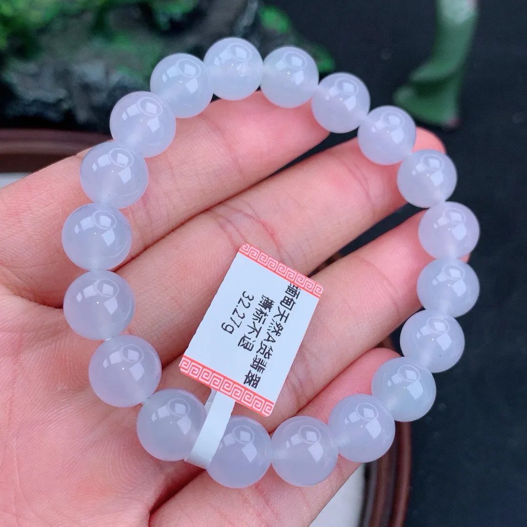 缅甸天然A货翡翠冰种圆珠手串
尺寸10mm  重32.27g