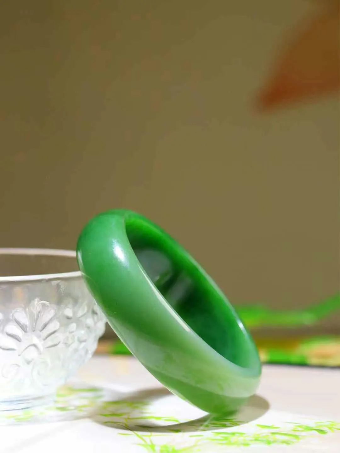 【温润如心.镯】

收藏级臻品️和田玉碧玉手镯，精选上等碧玉料，色泽清透，质地细腻。佩戴它，感受千年玉文化的温润与优雅，愿它为您带来平安与幸福。重73.5克  尺寸59-18-8mm  FSO0945151