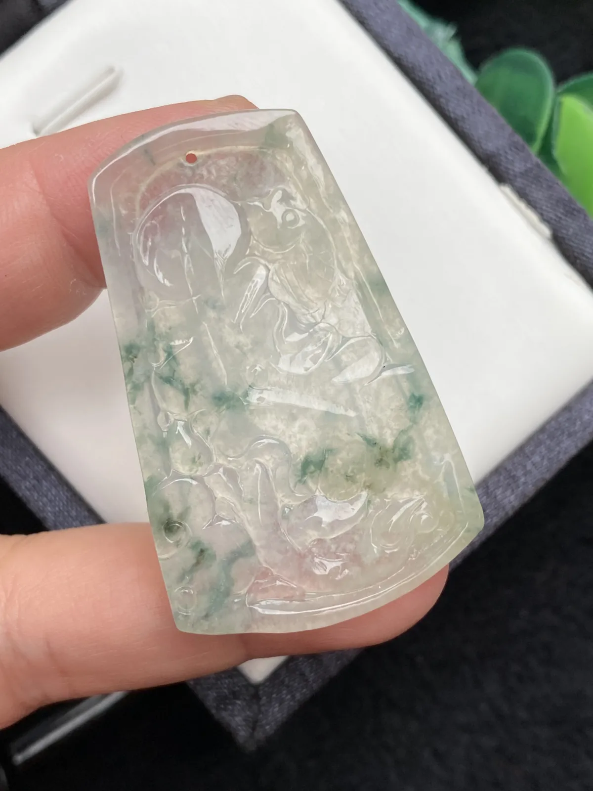 推荐【冰飘花荷叶鱼】连年有余 和和美美，送子女或朋友新婚寓意好～种老起胶，冰透透手，带点黄翡，出淤泥而不染，49.3*31.4*3.2，超值～～