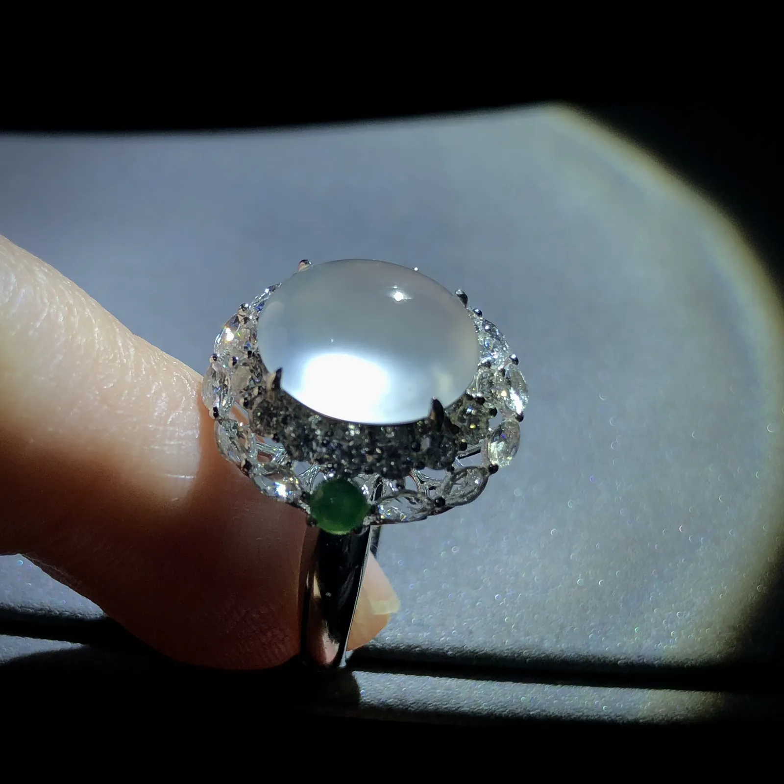白冰戒指，裸石11.2-9.5-4.5mm，
14.5#，18K金，南非钻。