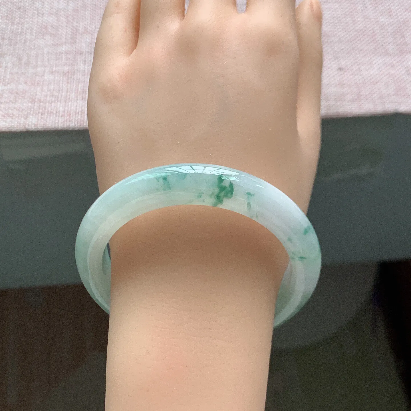 56-57圈口，自然光实拍，老坑冰润飘花正圈翡翠手镯，尺寸:56.6-11.3-8.6mm，重量80