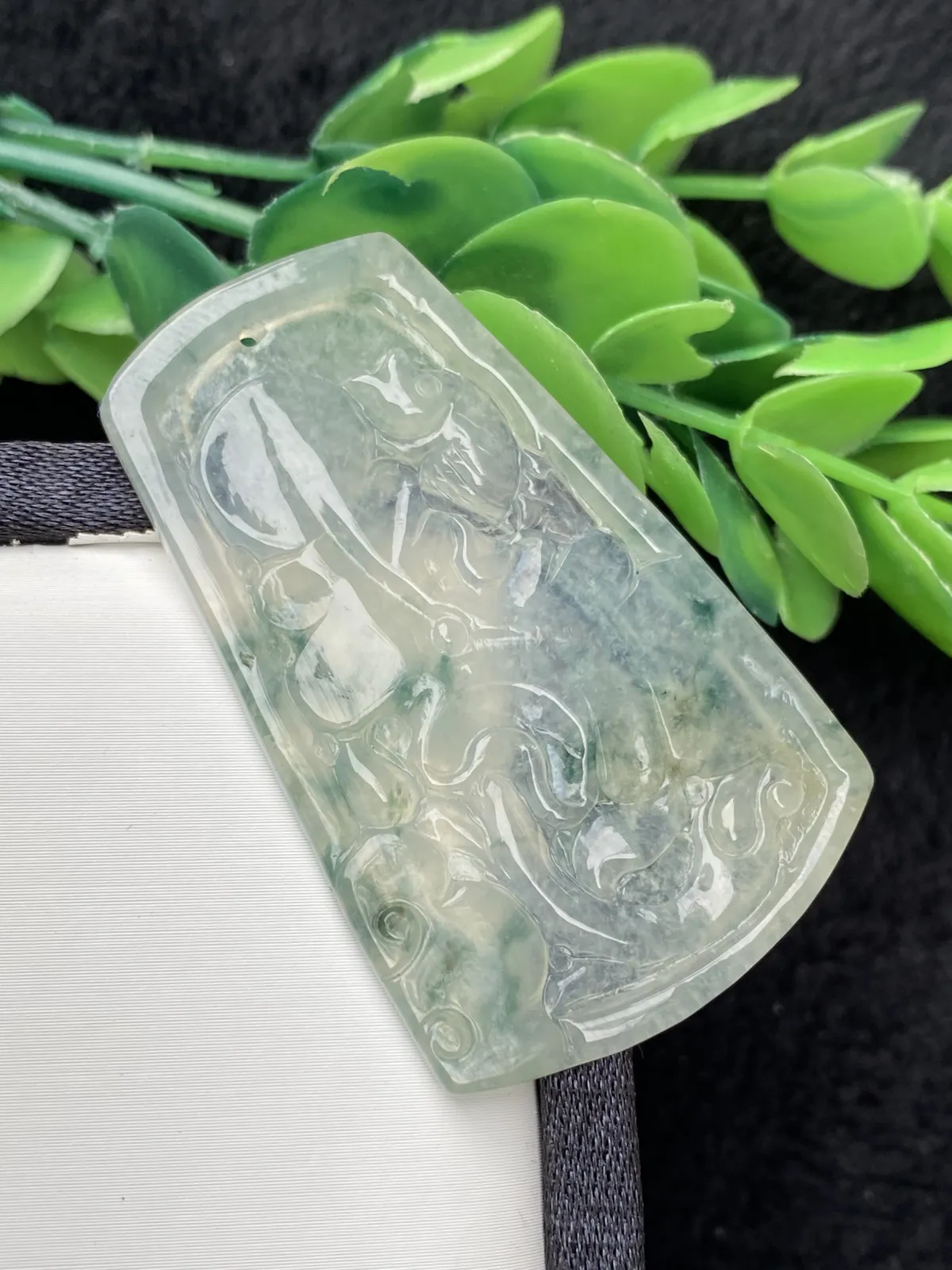 推荐【冰飘花荷叶鱼】连年有余 和和美美，送子女或朋友新婚寓意好～种老起胶，冰透透手，带点黄翡，出淤泥而不染，49.3*31.4*3.2，超值～～