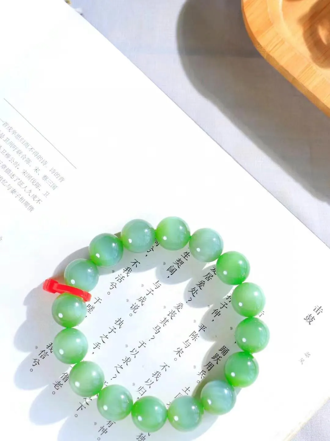 （猫眼手串）

精品和田玉碧玉猫眼圆珠手串 质地温润灵动 猫眼儿般的光中，有波光潋滟，也有梦幻清韵。行走于市井的喧嚣，相顾不言，便得清欢。重61.3克 尺寸取一13.3mmFDA-2350453