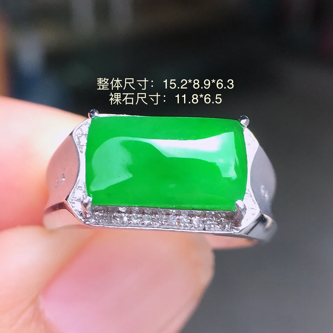 阳绿马鞍戒指，色泽均匀艳丽，玉质细腻，荧光感超
强，饱满水润，气质满满。18k
金豪华镶嵌