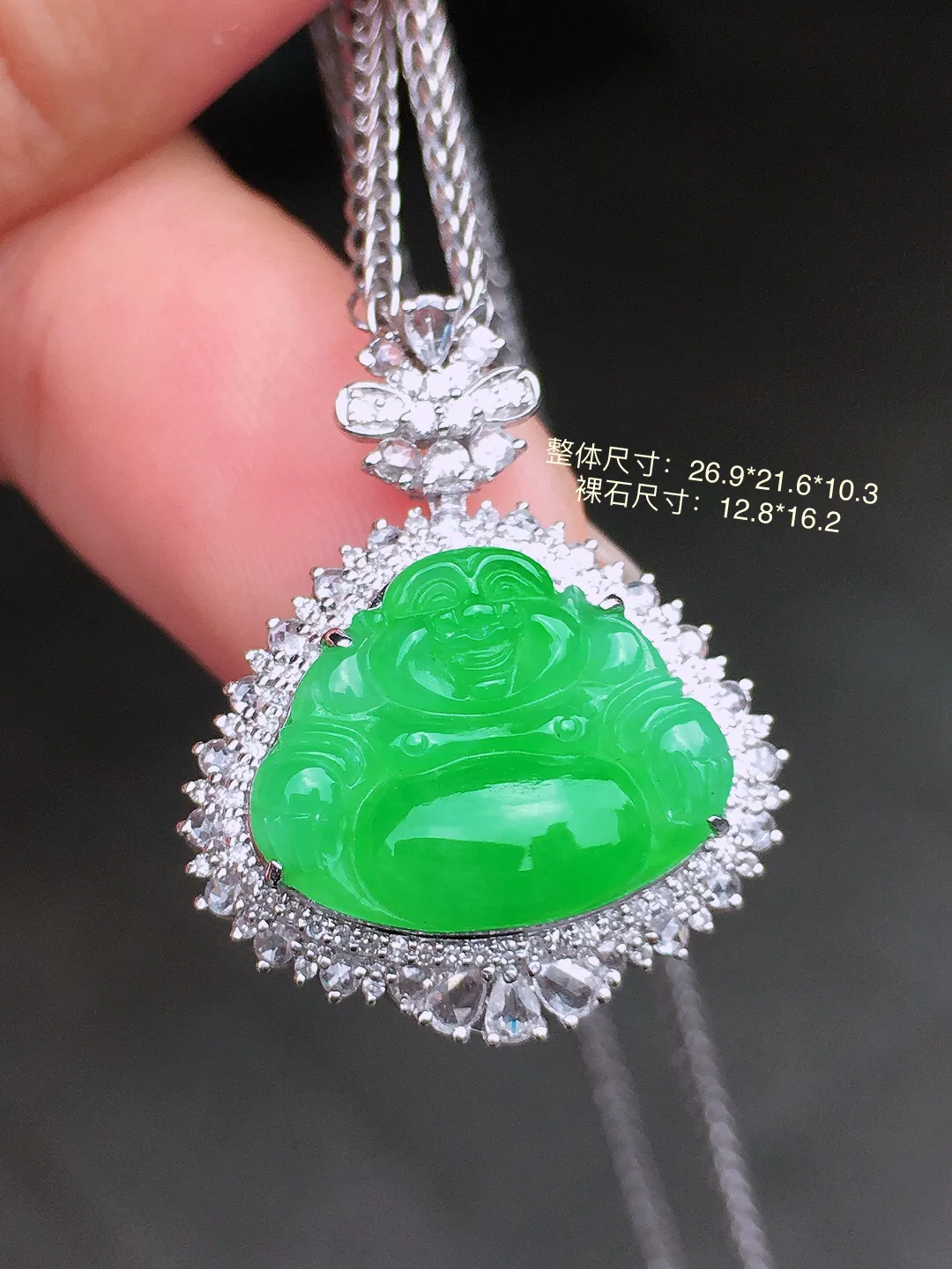阳绿佛公吊坠，色泽均匀艳丽，玉质细腻，荧光感超
强，饱满水润，气质满满。18k
金豪华镶嵌