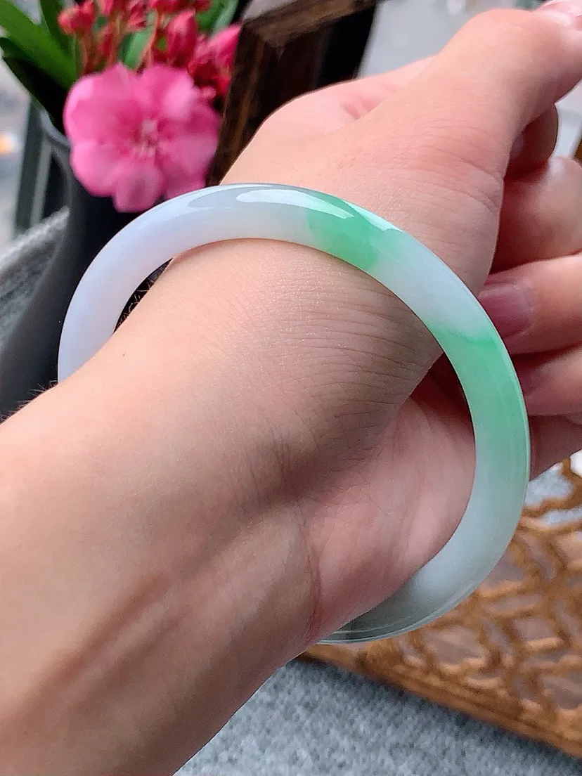 a货翡翠老坑飘绿细条圆条手镯57-58圈口 尺寸57×6.7mm 重量26.05g 0604