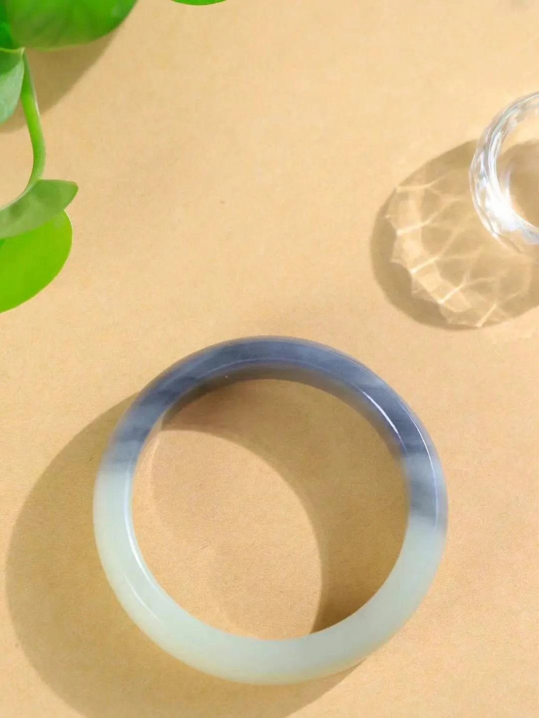 （籽.一见钟情.手镯）

新疆和田籽料青花手镯，玉质温和莹润，精光内蕴，手感舒适。整器设计简约，打磨光洁，让人爱不释手，料美艺精，萦绕于手，尽显高贵之姿。重74克 内径57.5mm尺寸16.7-8mm  1060576A