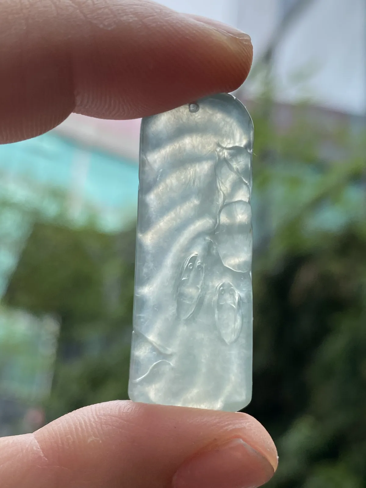 Z推荐【冰晴莲花鱼牌】莲花在波光粼粼的水面盛开，背面两条小鱼在激流勇进，和和美美～～晴底，水润，冰透，超细腻，起胶，品相佳，尺寸：41*15.6*5.1，超值～～