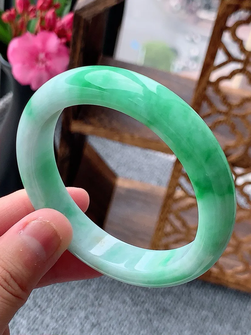 a货翡翠老坑飘绿正装正圈手镯54-55圈口 尺寸54.5×11.8×7.5mm 重量56.03g 0604