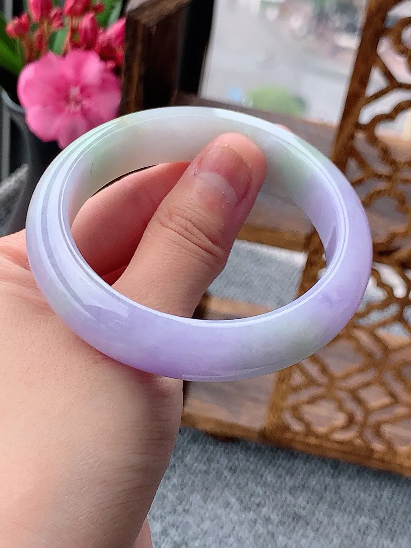 a货翡翠紫罗兰正装正圈手镯55-56圈口  尺寸55×13.5×8.3mm 重量64.57g 0604