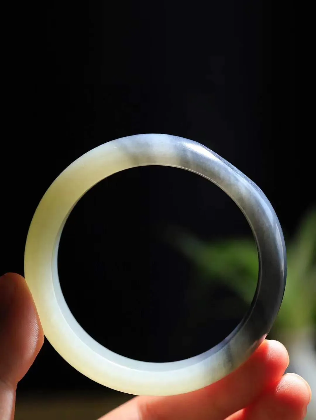 （籽.一见钟情.手镯）

新疆和田籽料青花手镯，玉质温和莹润，精光内蕴，手感舒适。整器设计简约，打磨光洁，让人爱不释手，料美艺精，萦绕于手，尽显高贵之姿。重74克 内径57.5mm尺寸16.7-8mm  1060576A