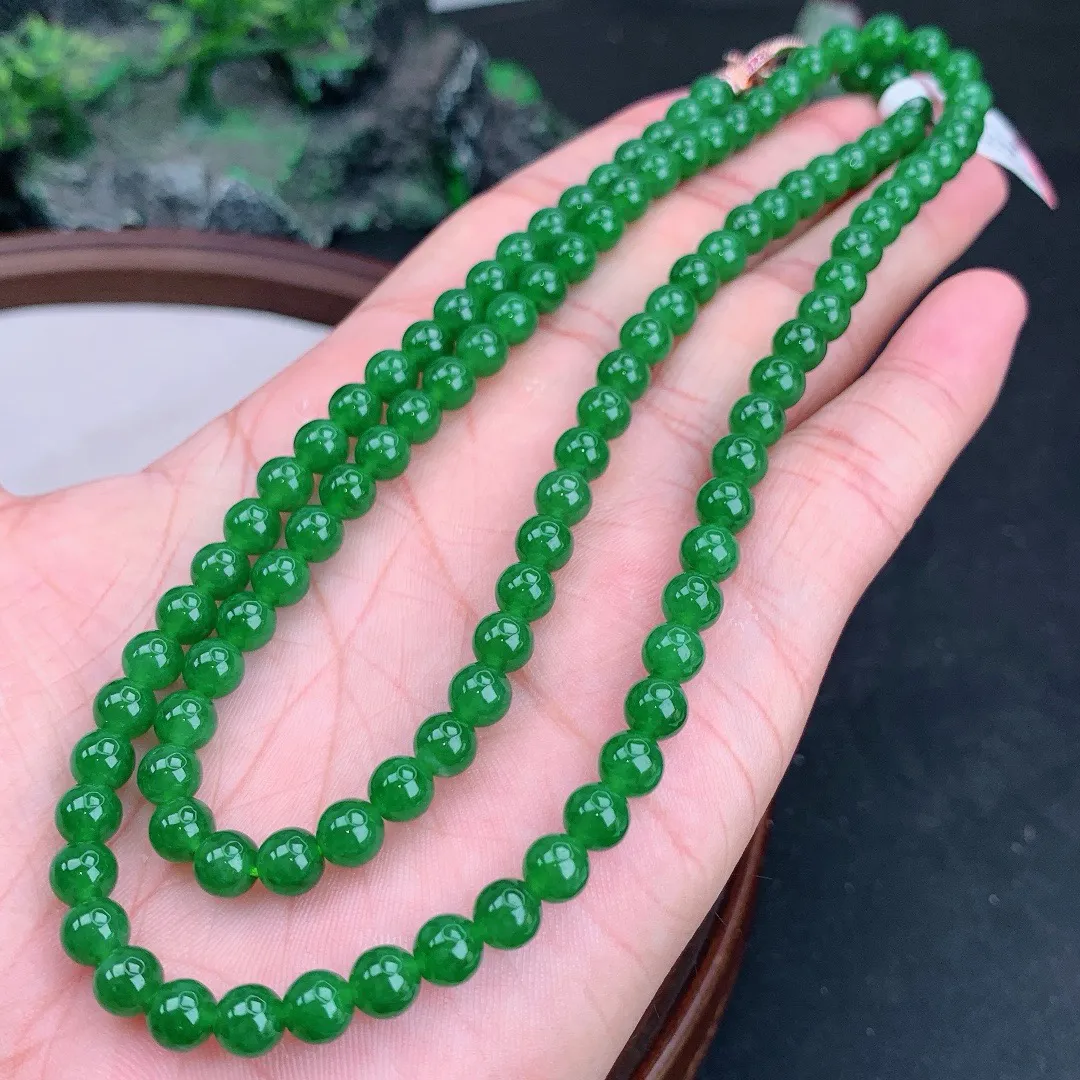 天然A货翡翠满绿圆珠项链
尺寸6mm  重40.67g