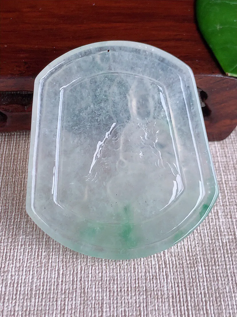 a货翡翠老坑冰种飘绿观音吊坠 尺寸53×46.5×5.2mm 重量29.00g 0605