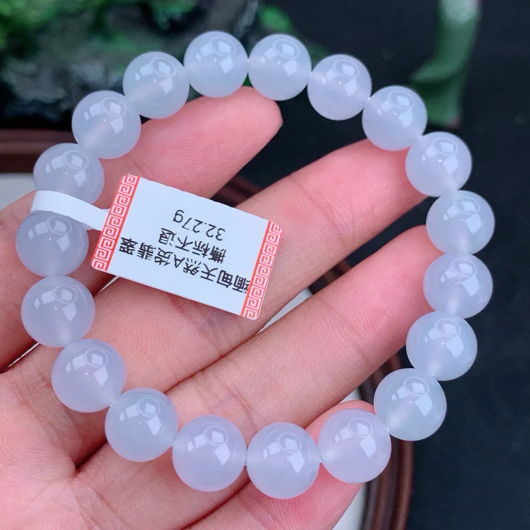缅甸天然A货翡翠冰种圆珠手串
尺寸10mm  重32.27g
