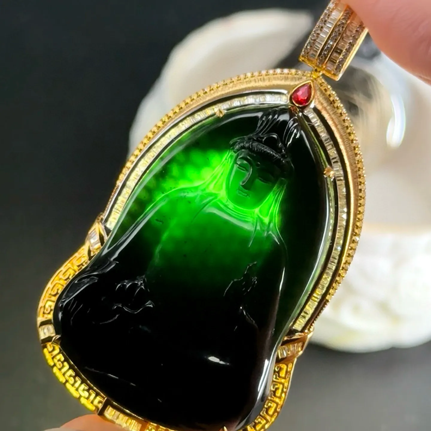 精品18k墨翠观音 种好色正 黑度极好 打灯通透 油性十足尺寸59.3