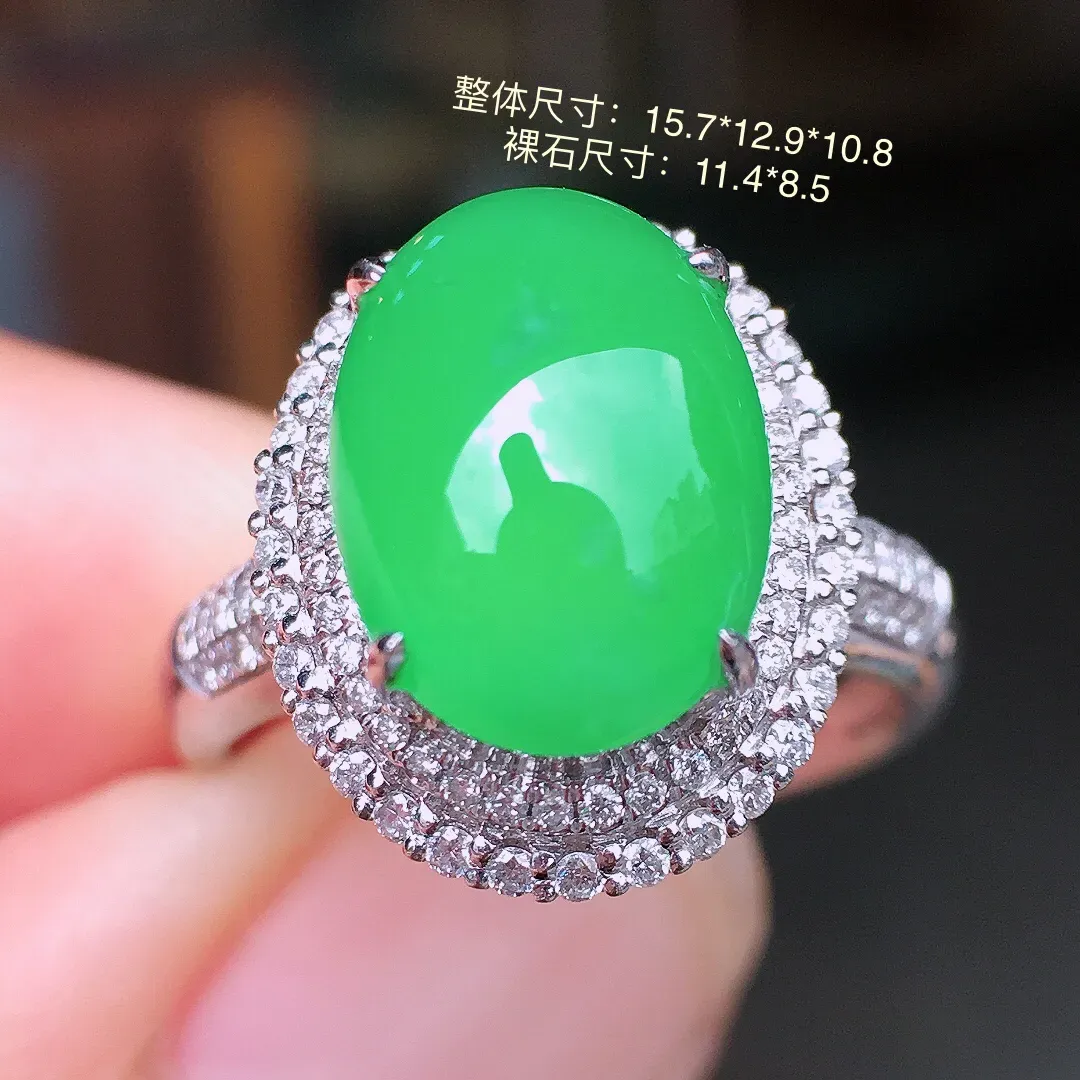 阳绿蛋面戒指，色泽均匀艳丽，玉质细腻，荧光感超
强，饱满水润，气质满满。18k
金豪华镶嵌