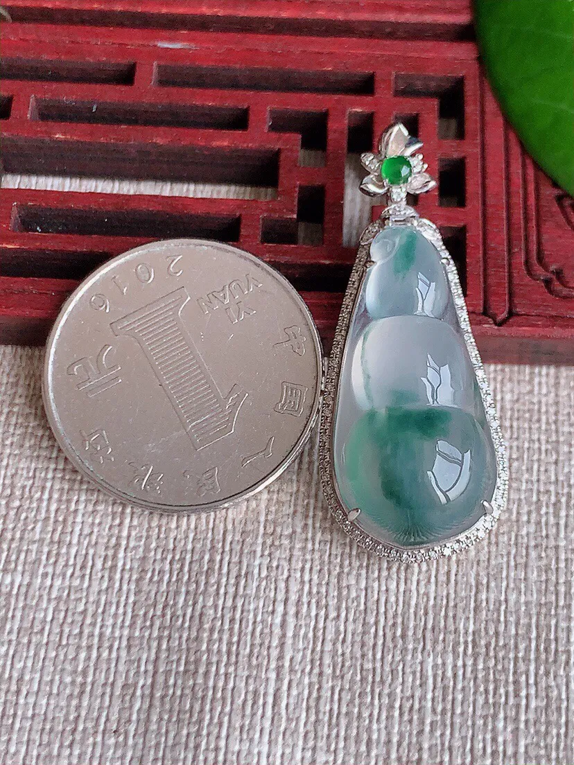 a货翡翠老坑冰种18K金伴钻镶嵌飘花四季豆福豆平安豆吊坠 尺寸35.5×15.6×10.5裸石27×13.6mm 重量6.35g 0606