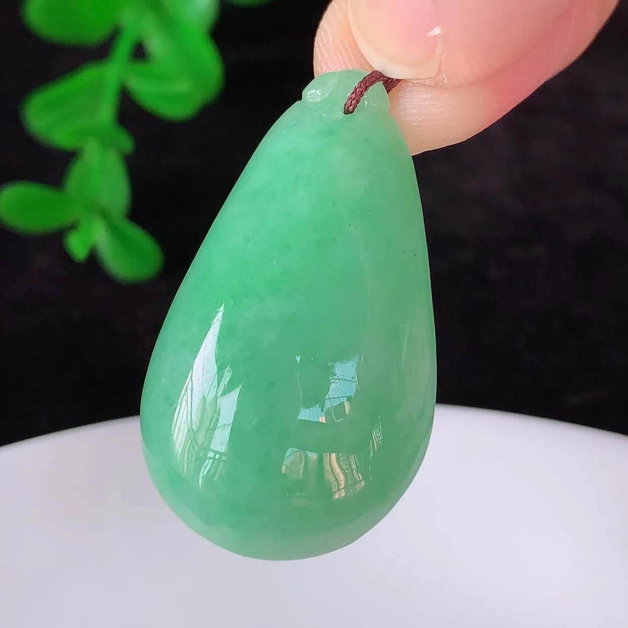 自然光实拍，冰润冰糯种果绿翡翠招财福瓜吊坠，翡翠福瓜招财瓜，冰润且起胶感，佩戴效果优雅迷人！#83.5