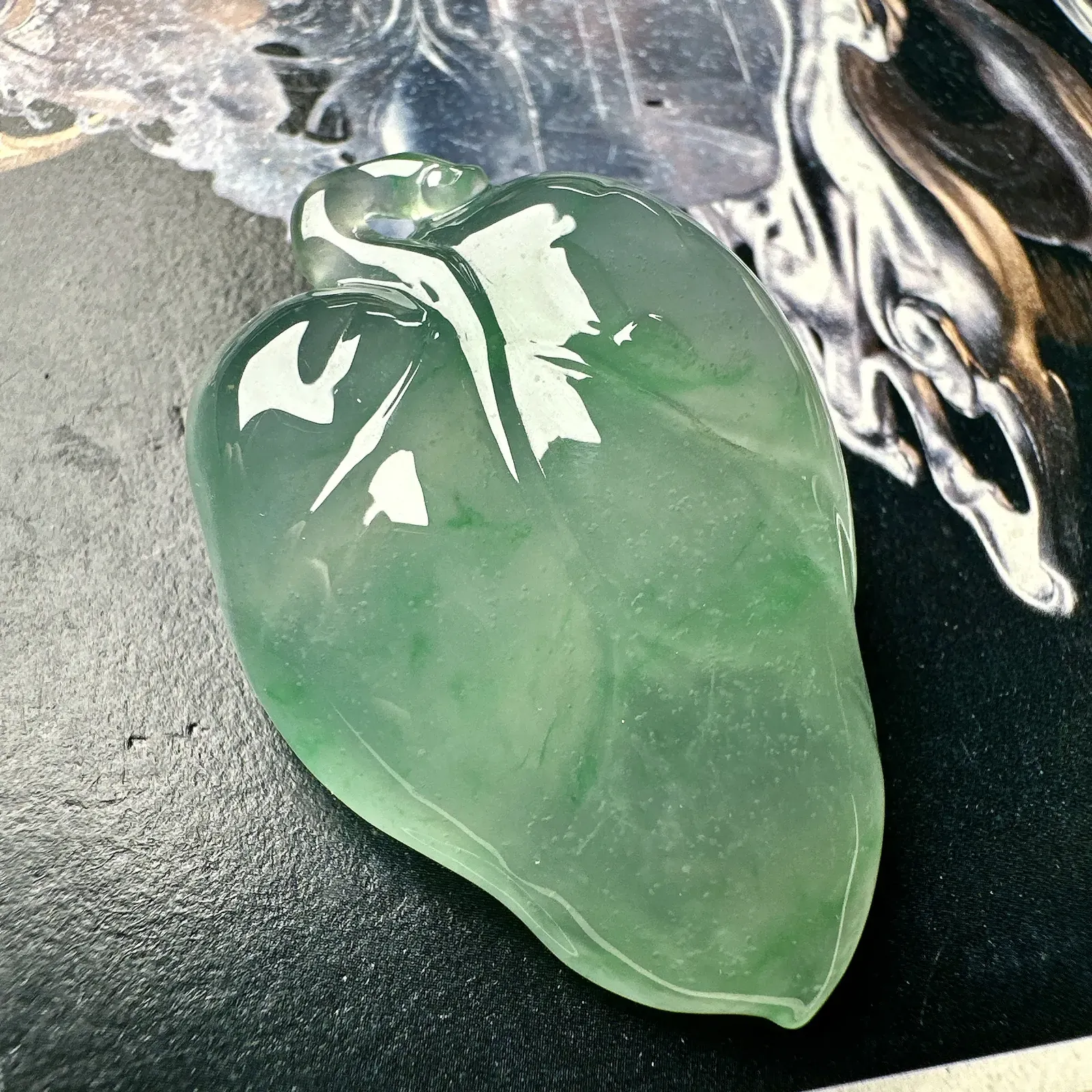 【冰种飘绿随形叶吊坠】金枝玉叶，种水上乘，晶莹剔透，纯净通透，莹光感很强。