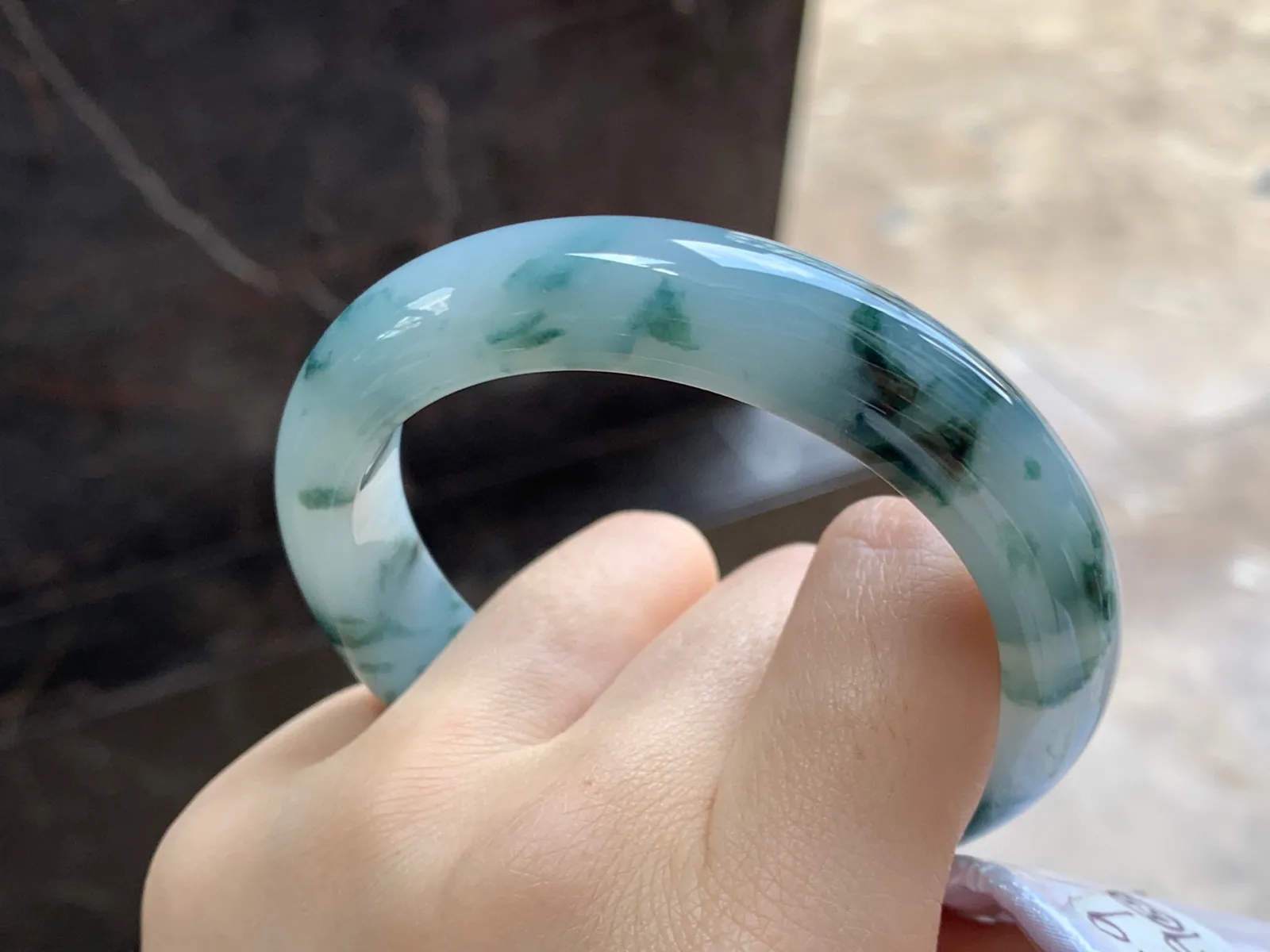 飘花手镯
尺寸：56.5-12.7-9mm
底子细腻干净～飘花点缀