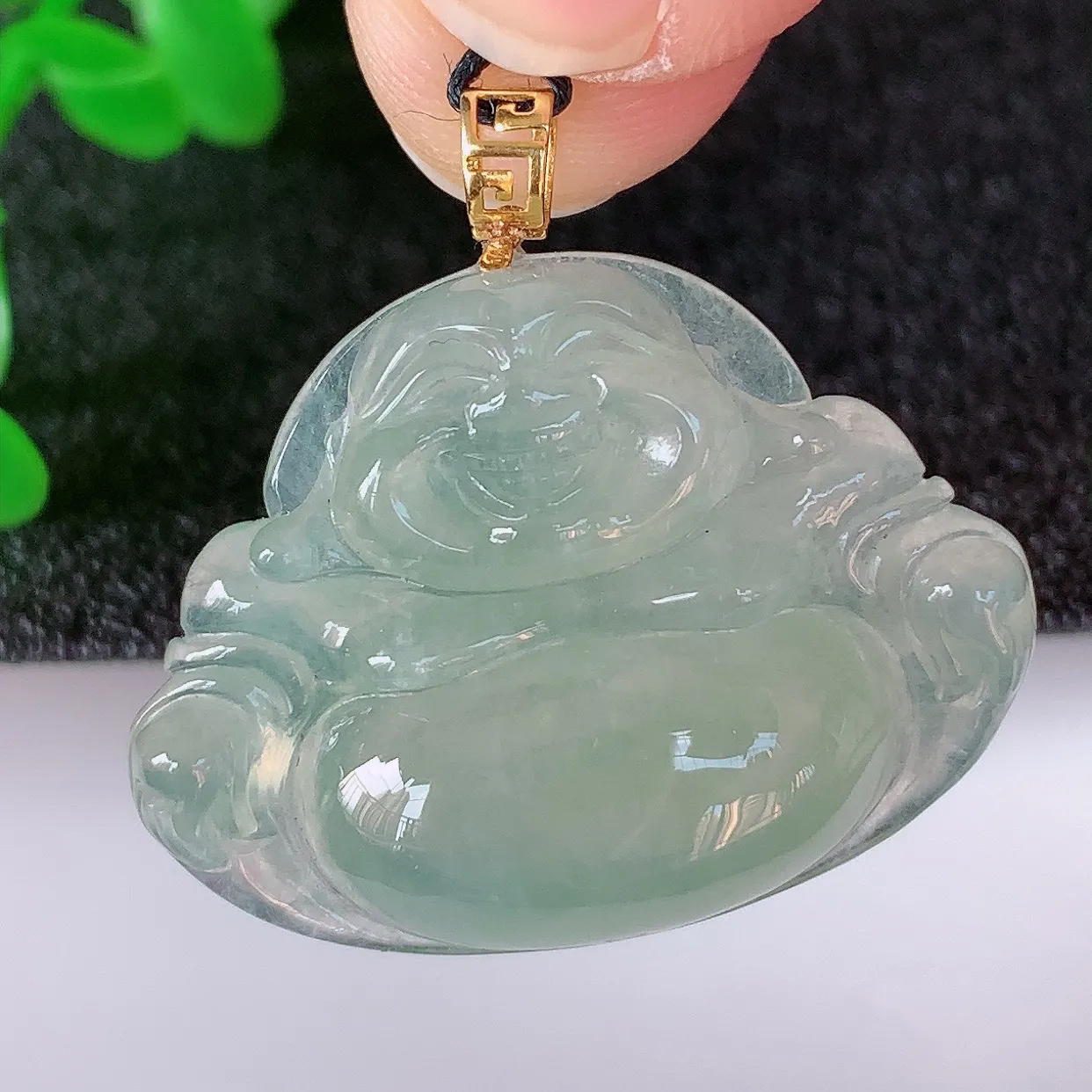 自然光实拍，18K金镶嵌冰种翡翠佛公吊坠，冰透饱满， 佛公亦保平安，寓意有福（佛公）相伴，品相佳，配戴优雅迷人！#93.5整体26.8*裸石21*28.5*5.8