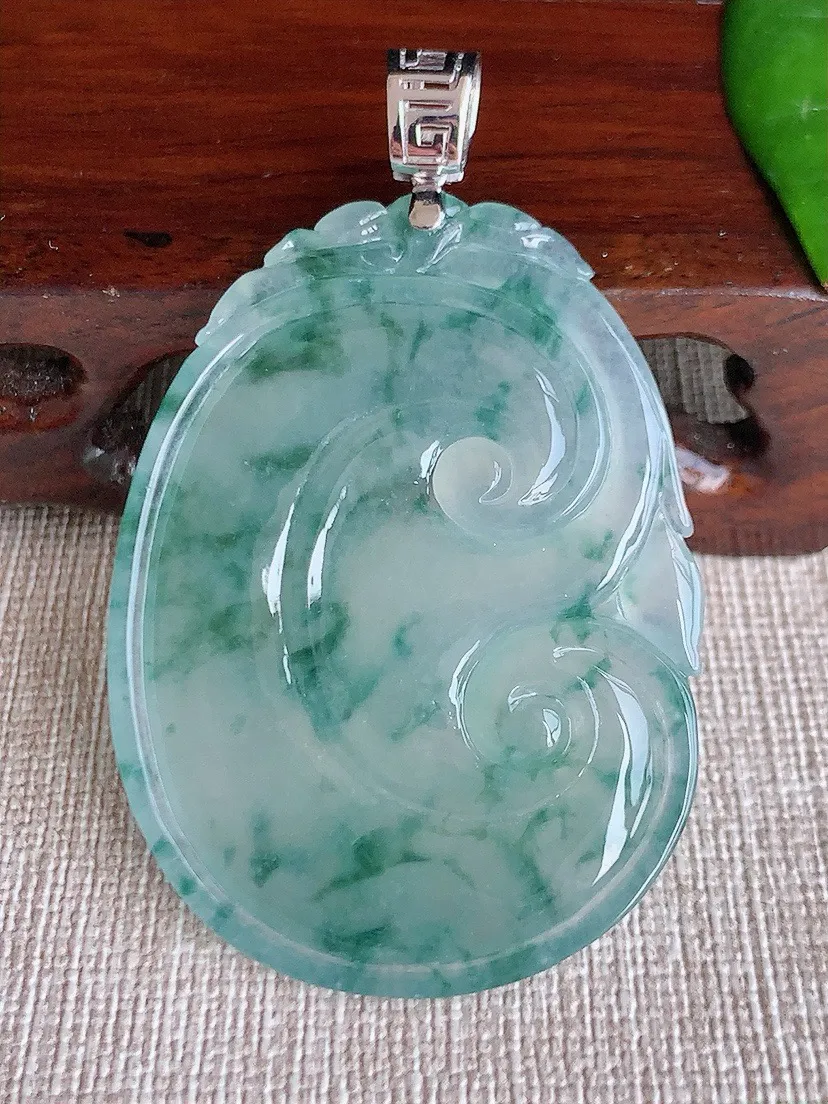 a货翡翠老坑冰种18K金扣头飘花大如意吊坠  尺寸48×35.6×5.3mm 重量19.56g 0606