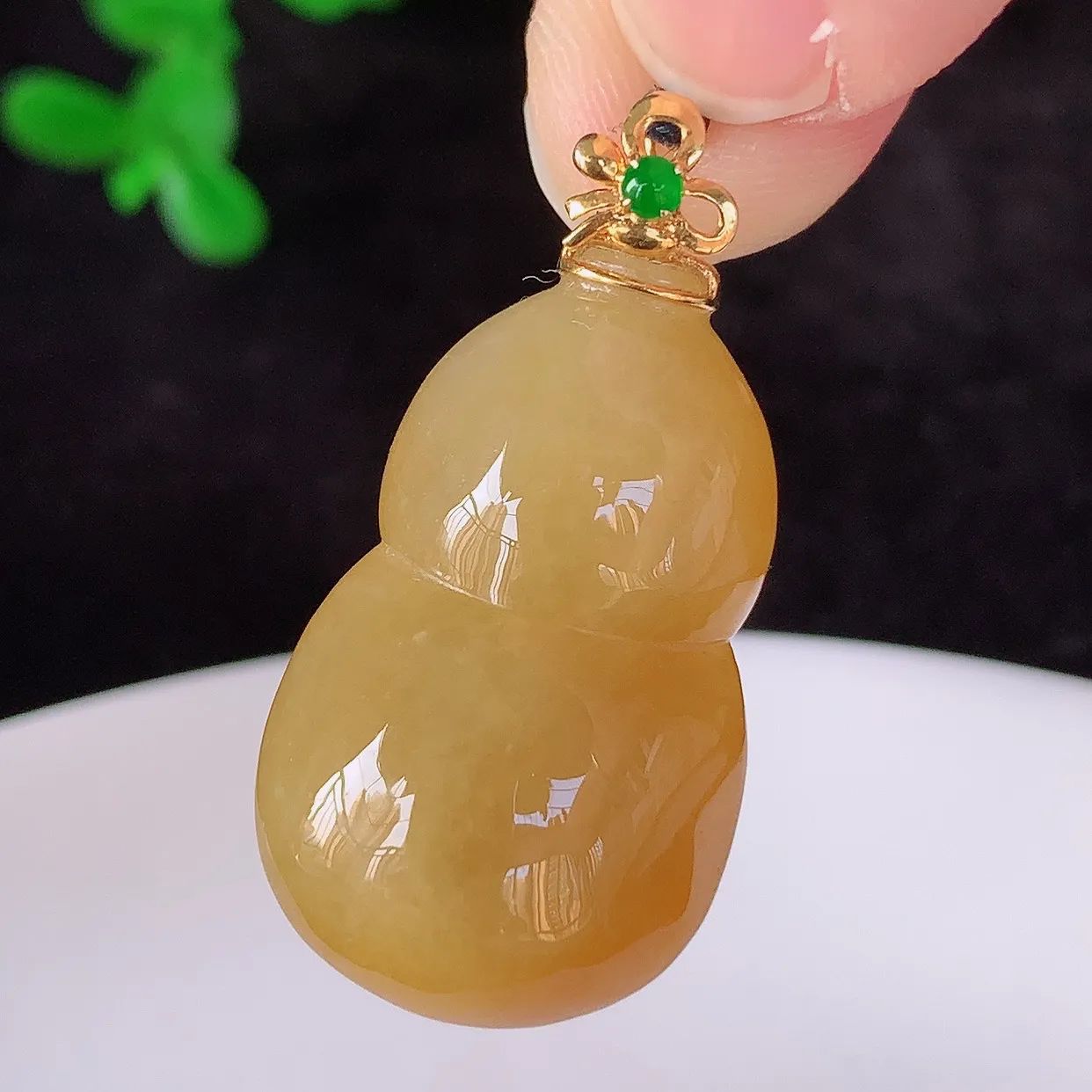 自然光实拍，18K金镶嵌冰润冰糯种黄翡翡翠葫芦吊坠，翡翠葫芦，寓意福禄双全，财源滚滚，佩戴效果优雅迷