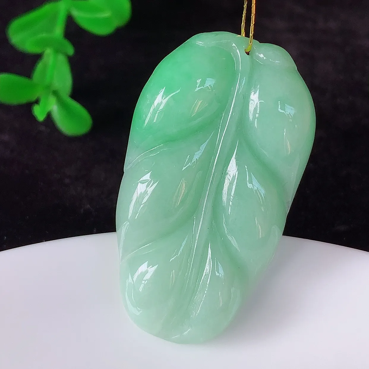 自然光实拍，冰润冰糯种飘绿翡翠事业有成叶子吊坠，莹润且起胶，叶子清秀优雅，佩戴大业有成！#35.5