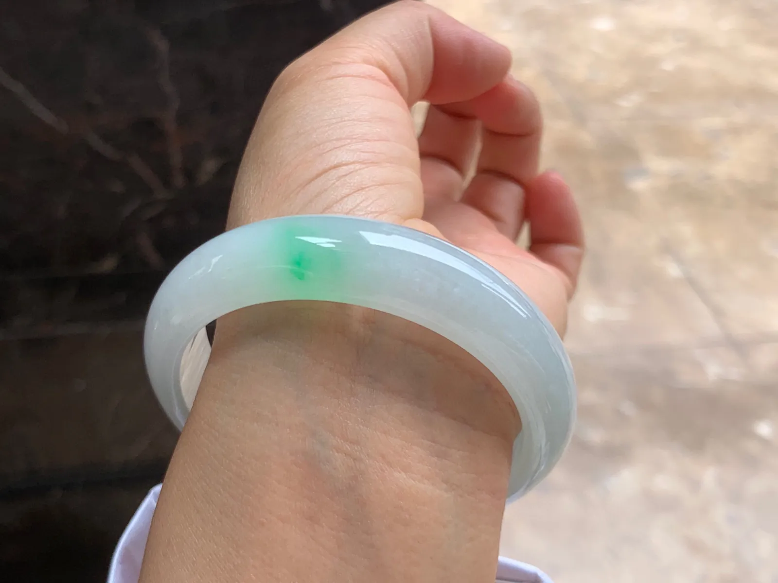 57-14.5-8mm
冰种飘绿手镯 底子干净细腻 一抹绿很漂亮
气质