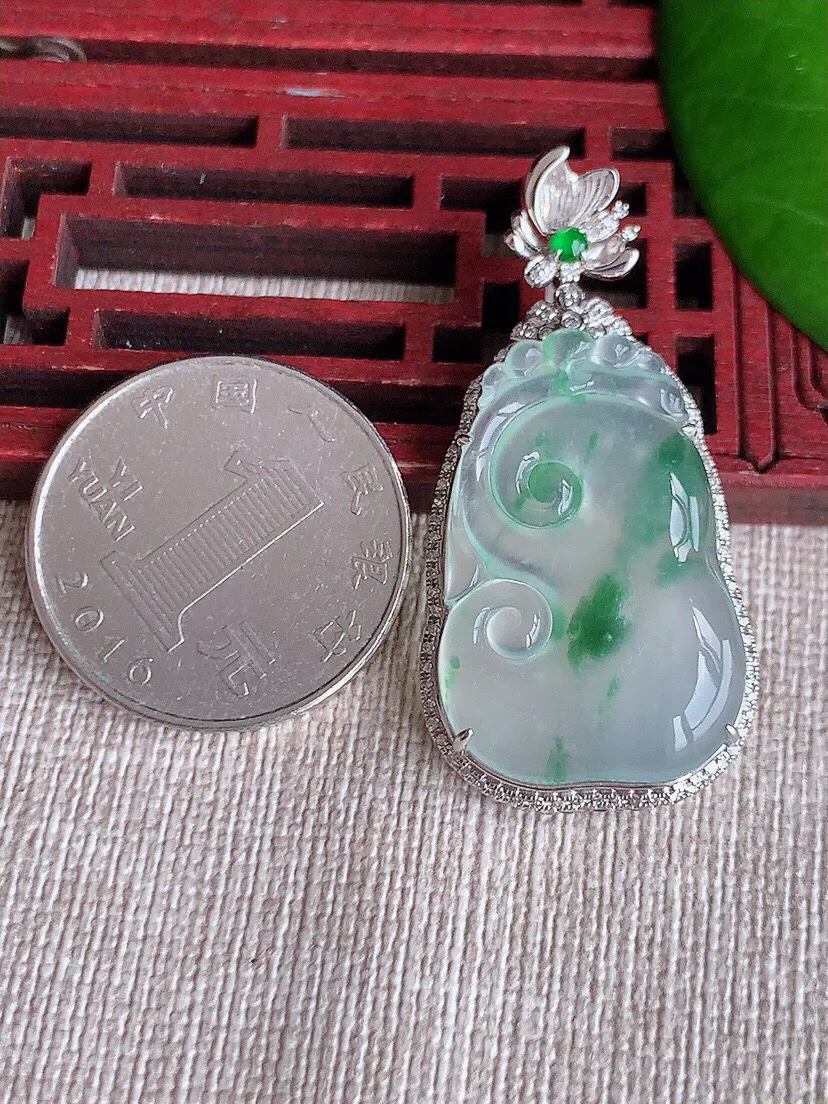 a货翡翠老坑冰种18K金伴钻镶嵌飘花如意吊坠 尺寸42.6×20.8×7.6裸石28.4×18.5mm 重量6.38g 0606