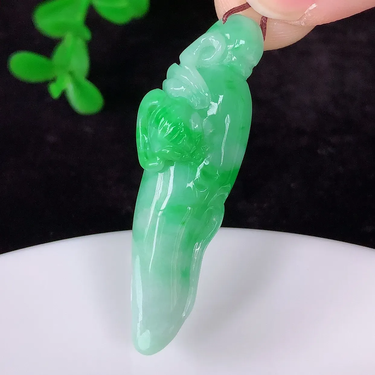 自然光实拍，冰润冰糯种飘阳绿翡翠人参吊坠，人生如意，种老水足，翠色灵动，寓意美好，佩戴时尚出众！#05.5