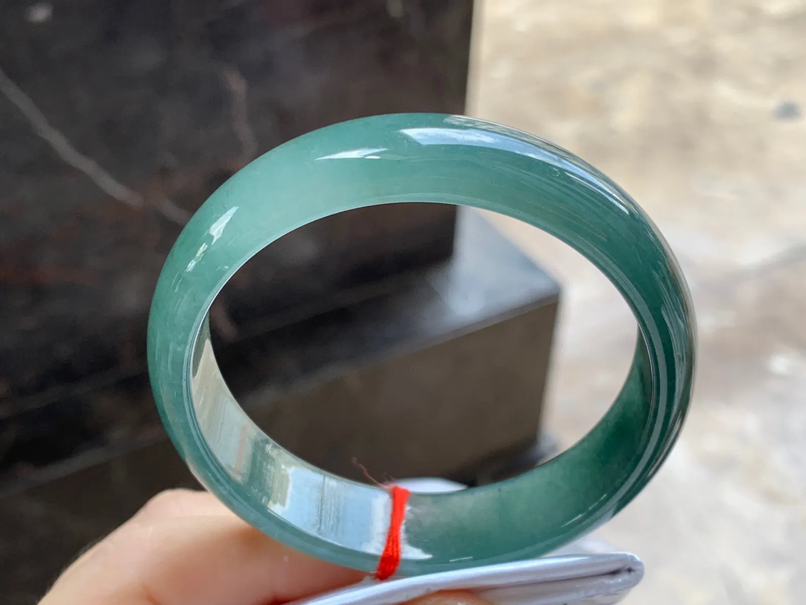 油青手镯
尺寸：57-14.6-6.7mm
肉质细腻～有特色