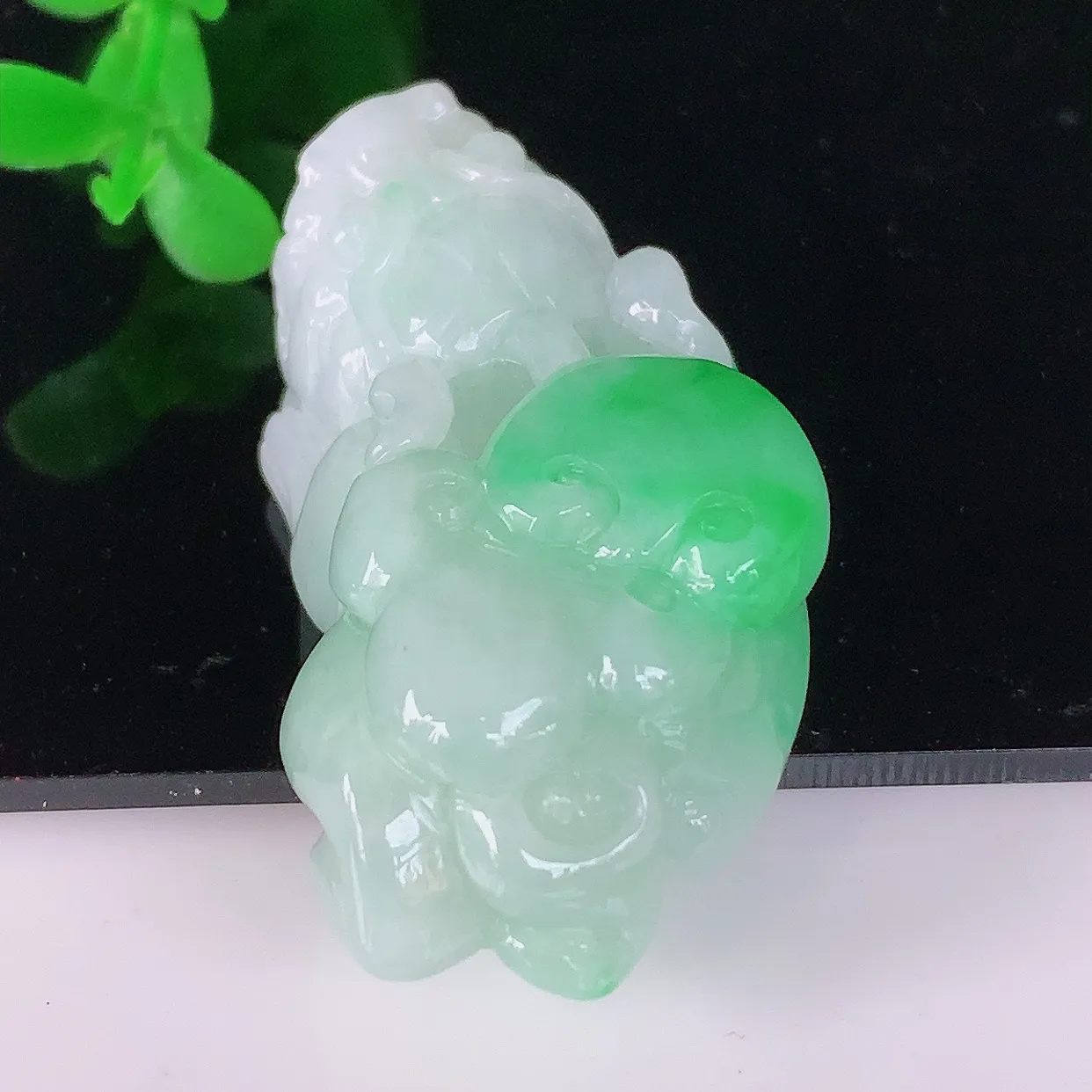 自然光实拍，冰润冰糯种飘阳绿翡翠招财貔貅吊坠，民间有“一摸貔貅运程旺盛，再摸貔貅财运滚滚，三摸貔貅平
