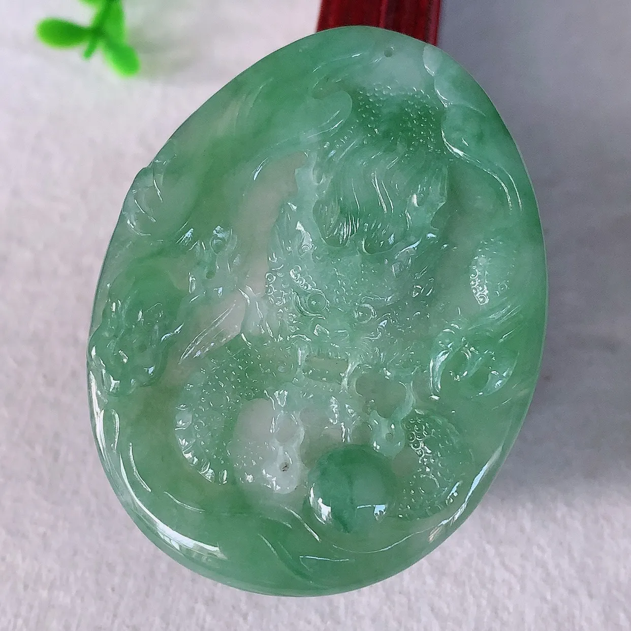 自然光实拍，冰飘绿翡翠精雕龙腾盛世、龙牌吊坠，种水好，雕工立体精致，佩戴霸气时尚！#46.5