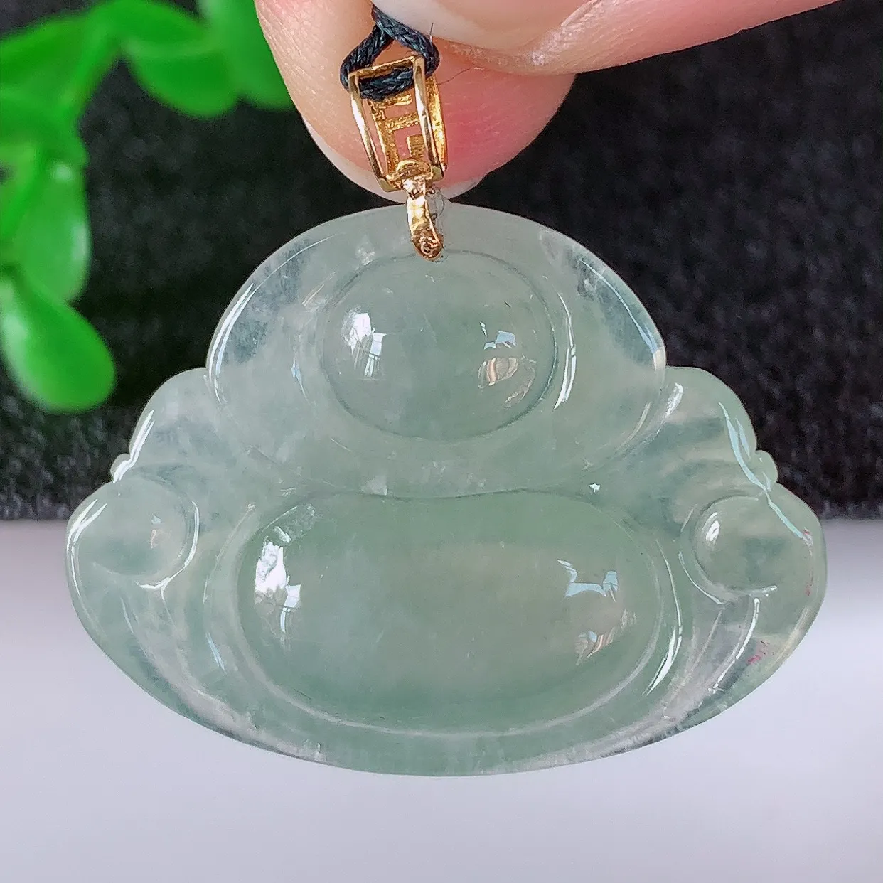自然光实拍，18K金镶嵌冰种翡翠佛公吊坠，冰透饱满， 佛公亦保平安，寓意有福（佛公）相伴，品相佳，配戴优雅迷人！#93.5整体26.8*裸石21*28.5*5.8
